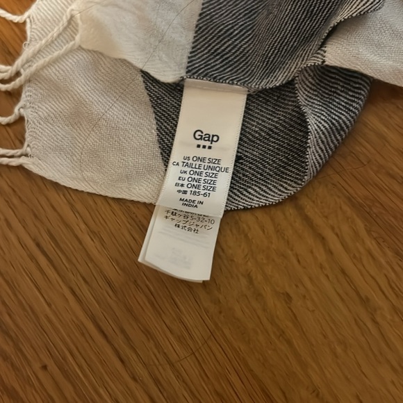 GAP scarf - Picture 3 of 4